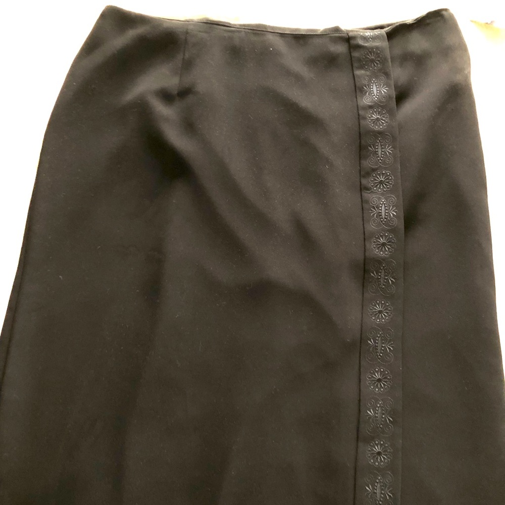 LAURA SCOTT
Long black skirt Size 18